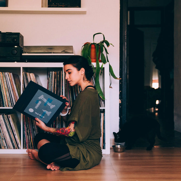 Why Vinyl Records and CDs Are Spinning Back into Style: The Rise of Physical Media in UK Music - DD Music Geek