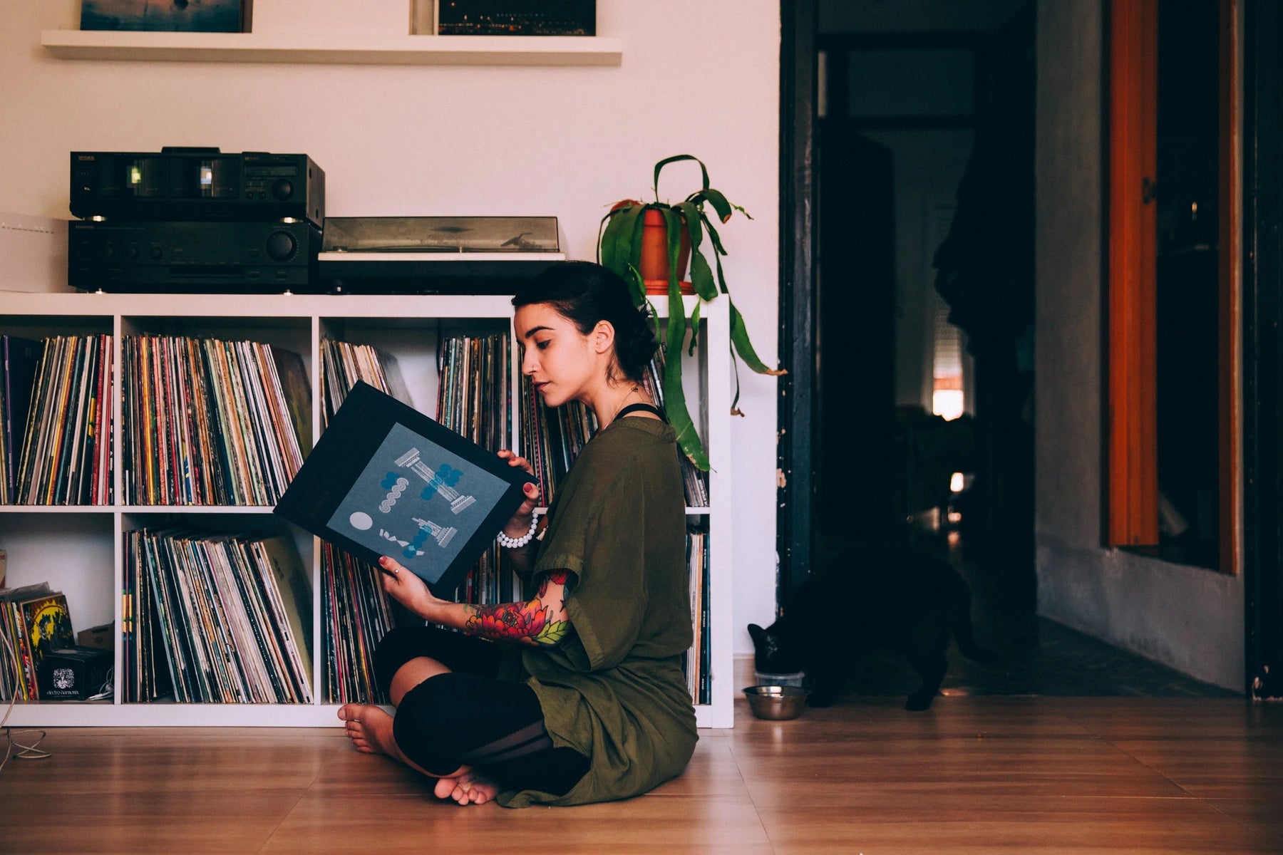Why Vinyl Records and CDs Are Spinning Back into Style: The Rise of Physical Media in UK Music - DD Music Geek